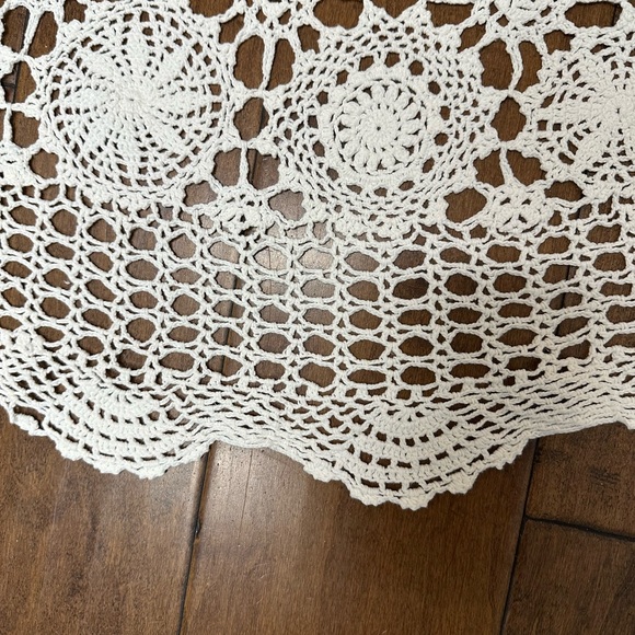 Vintage Ivory Hand Crochet Oval Tablecloth - Picture 4 of 4